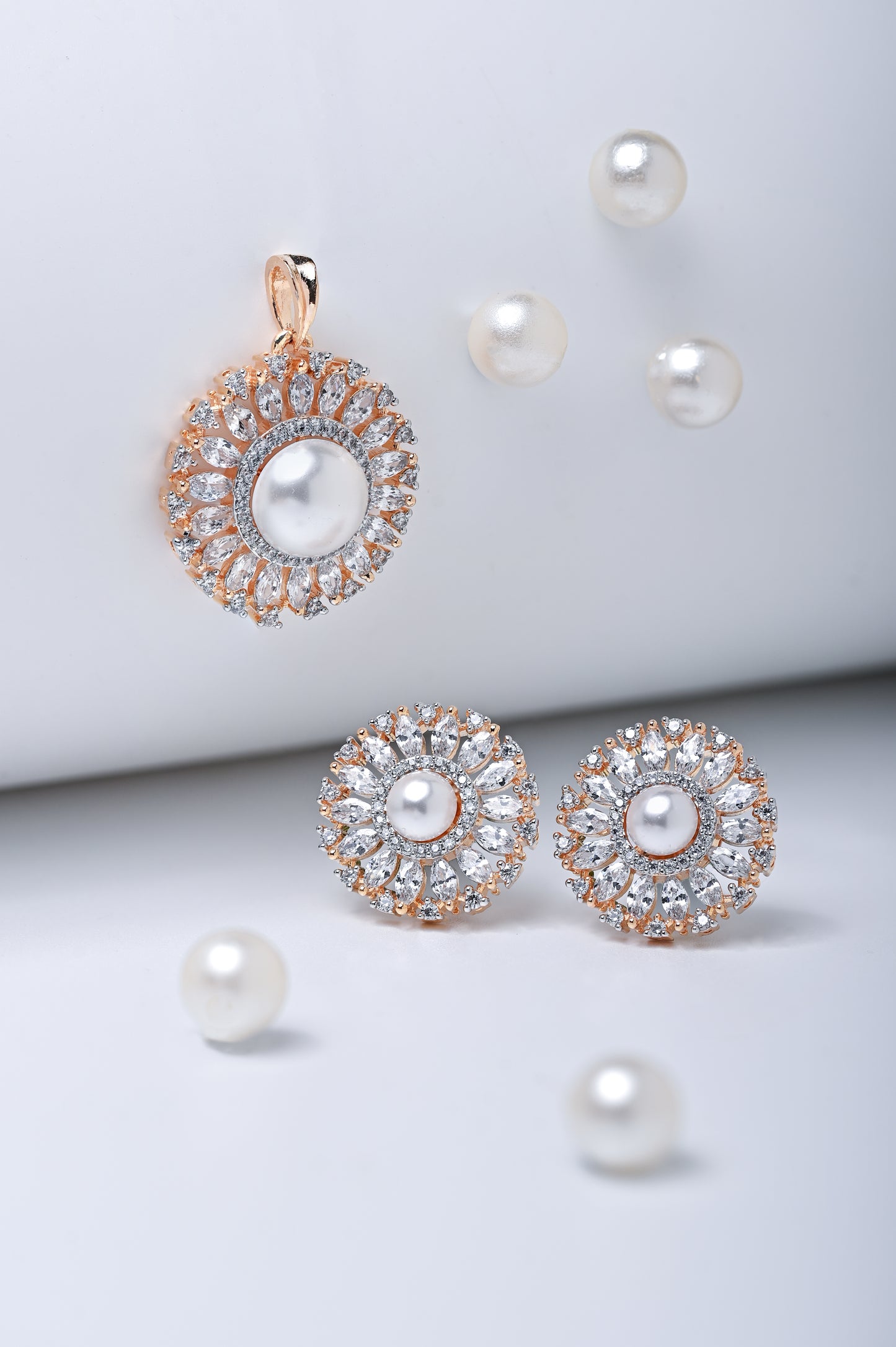 Pearl And Diamonds Pendant Set